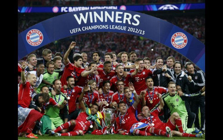 El equipo completo del Bayern Munich festeja  su quinto título de la Champions. AP /