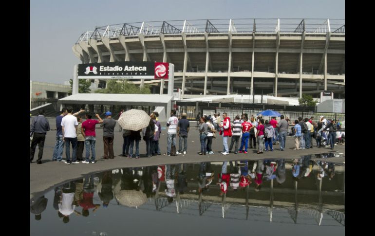 Los aficionados aseguran que permanecerán en las taquillas hasta antes del partido programado a las 20:00 horas. NTX /