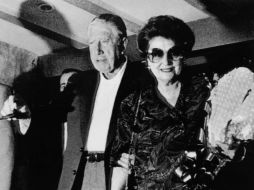 Lucía Hiriart (d) y el ex dictador Augusto Pinochet (i) en 1991. ARCHIVO /