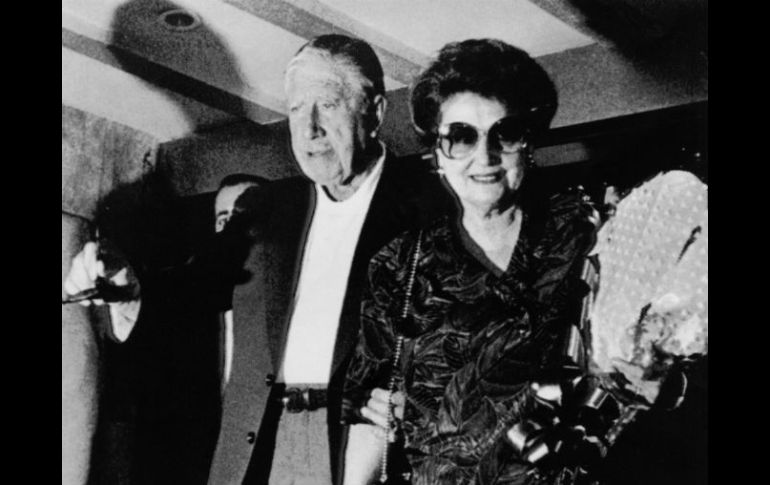 Lucía Hiriart (d) y el ex dictador Augusto Pinochet (i) en 1991. ARCHIVO /