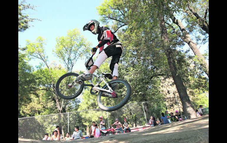 La competencia es de la especialidad conocida como BMX. ESPECIAL /