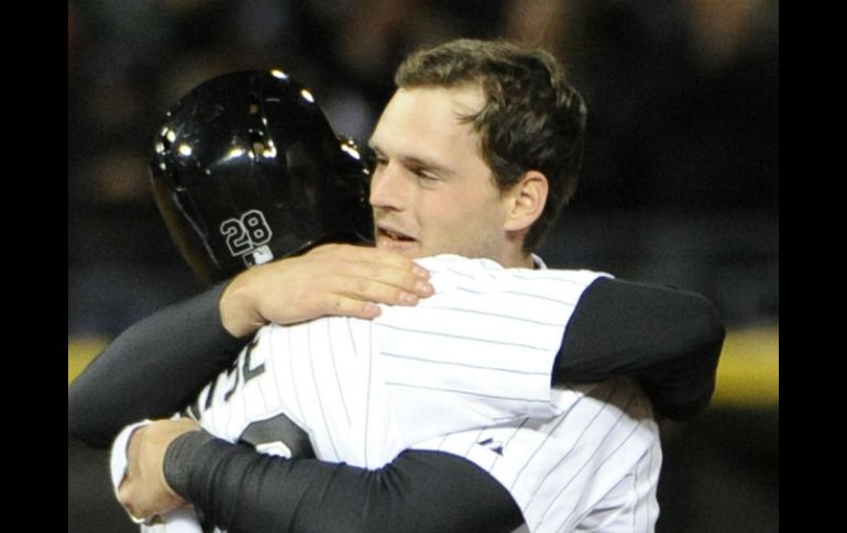 El antesalista Conor Gillaspie (d) remolca la carrera del triunfo en el noveno episodio. AFP /