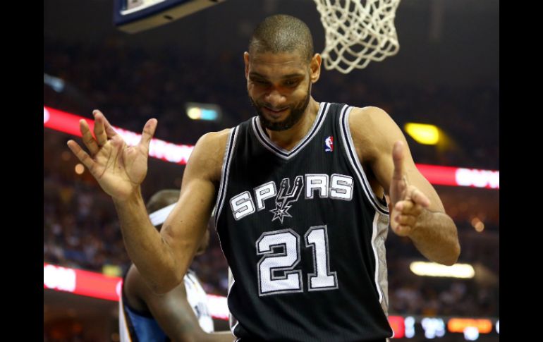 Tim Duncan anota los primeros cinco puntos de la prórroga y lleva a su equipo a la victoria. AFP /