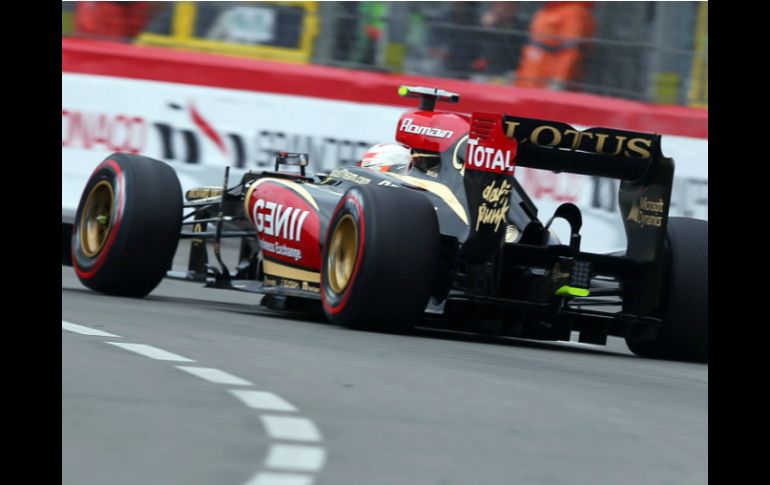 Romain Grosjean abandona a 16 vueltas del término del Gran Premio de Mónaco. EFE /