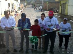 El alcalde Alfredo Barba (i) encabezó las labores de limpieza y restauración de la colonia.  /