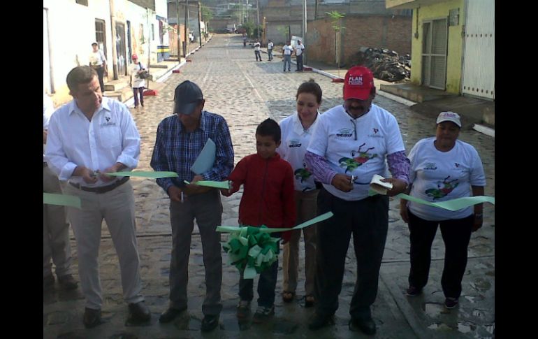 El alcalde Alfredo Barba (i) encabezó las labores de limpieza y restauración de la colonia.  /