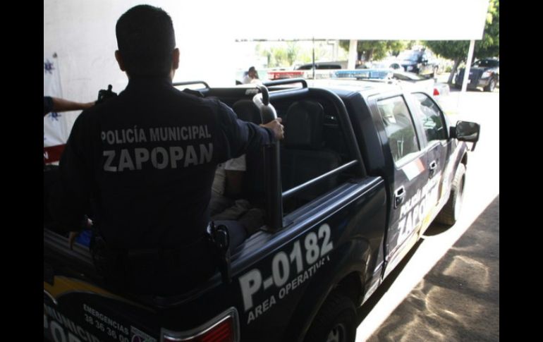 Los oficiales zapopanos detuvieron ayer a un hombre que deambulaba por la zona. ARCHIVO /