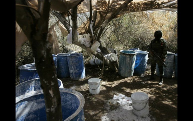 Agentes encuentran diversos contenedores en aparente estado de abandono con diversas sustancias. ARCHIVO /