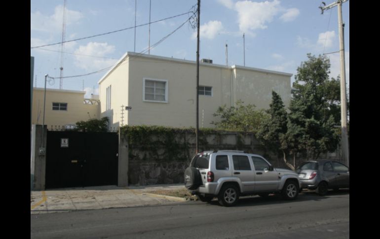 El constante e intenso sonido ya repercute en los negocios de comida que se encuentran justo frente a la vivienda.  /