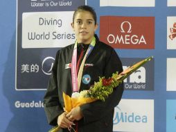 Alejandra Orozco (segundo lugar) posa en el podio de de premiación tras la prueba plataforma 10 metros. EFE /