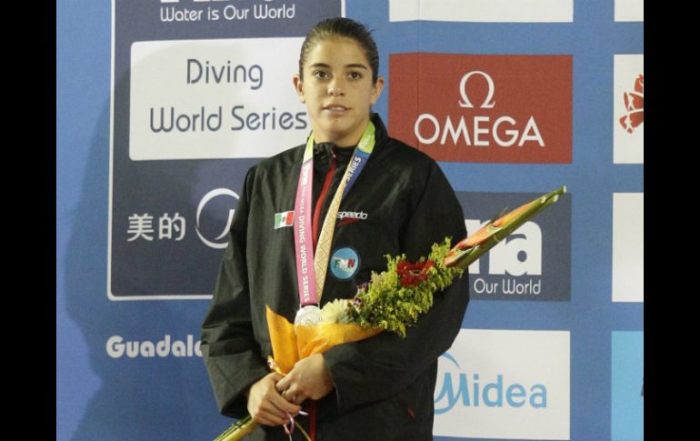 Alejandra Orozco (segundo lugar) posa en el podio de de premiación tras la prueba plataforma 10 metros. EFE /