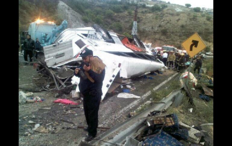 Protección Civil se encuentra en el lugar para levantar la unidad y recuperar los cuerpos de los fallecidos. TOMADA DE @transformamr  /