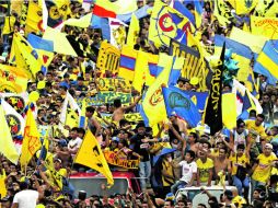 La Calzada de Tlalpan se inundó de aficionados del América, antes del juego. AP /