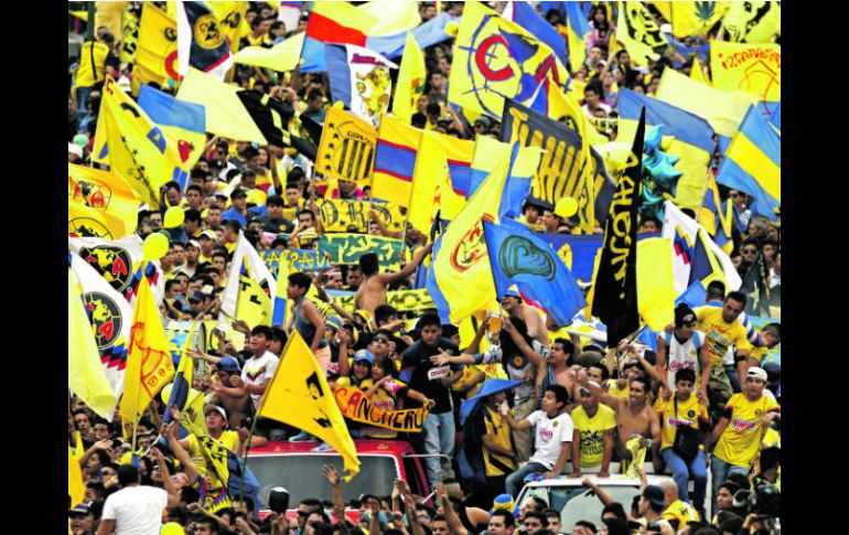 La Calzada de Tlalpan se inundó de aficionados del América, antes del juego. AP /