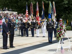 El presidente Obama participa en un homenaje a la Tumba del Soldado Desconocido en el Cementerio Nacional de Arlington. AFP /