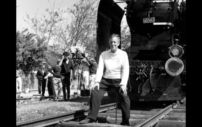 Ian Fleming visitando el set turco donde se filmó una secuencia de Desde Rusia con amor''. ARCHIVO /