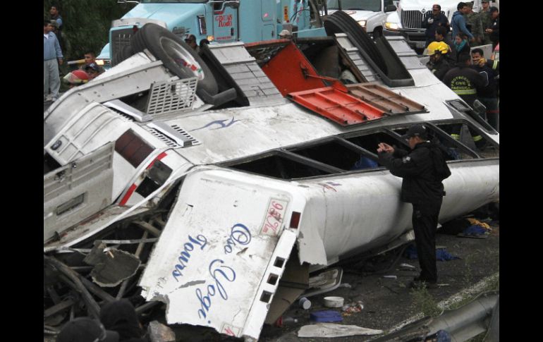 El accidente registrado en la carretera Pachuca-Real del Monte dejó un saldo de 16 personas fallecidas. EFE /