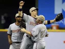 Los Mellizos de Minnesota celebran su victoria ante los Cerveceros de Milwaukee. AP /