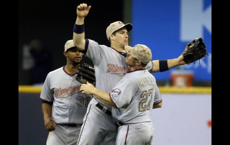 Los Mellizos de Minnesota celebran su victoria ante los Cerveceros de Milwaukee. AP /