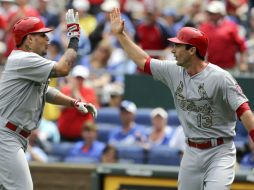 Yadier Molina y Matt Carpenter celebran la victoria de su equipo. AFP /