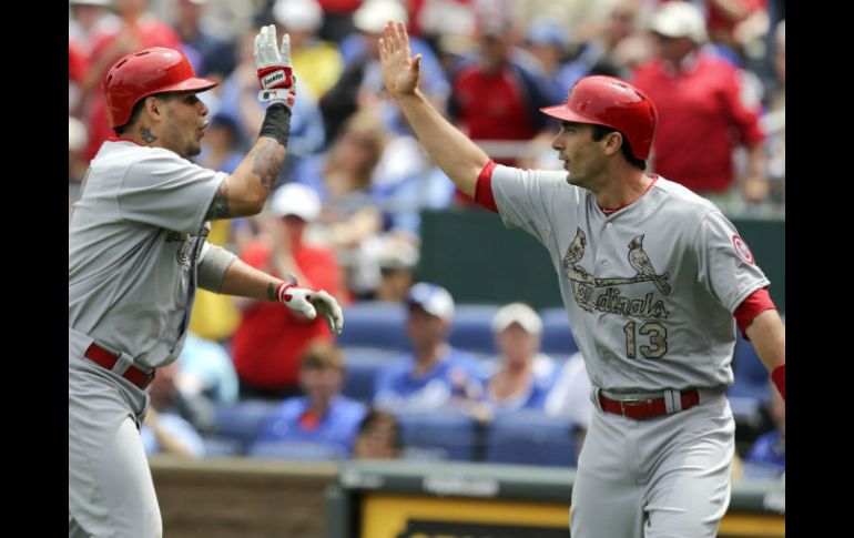 Yadier Molina y Matt Carpenter celebran la victoria de su equipo. AFP /