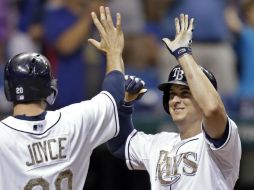 Kelly Johnson celebra junto a Matt Joyce la victoria obtenida ante los Marlins de Miami. AP /