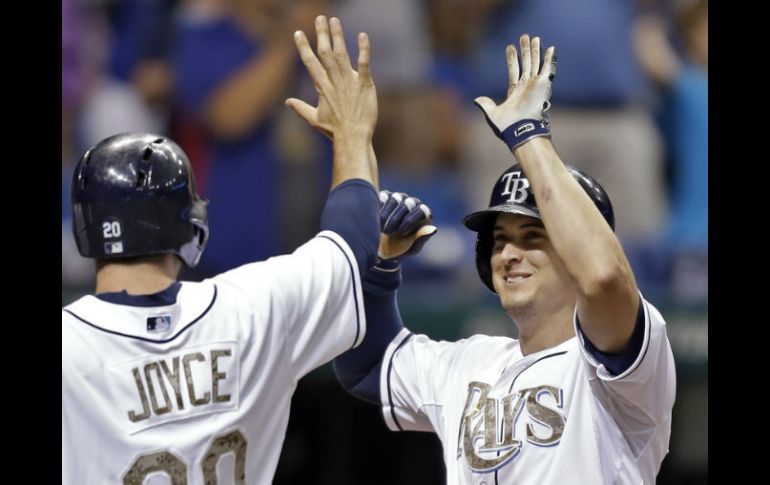 Kelly Johnson celebra junto a Matt Joyce la victoria obtenida ante los Marlins de Miami. AP /