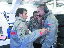 Sergio Pérez platica con el director de McLaren, Martin Whitmarsh, quien ha respaldado al tapatío ante las críticas que ha recibido. ESPECIAL /