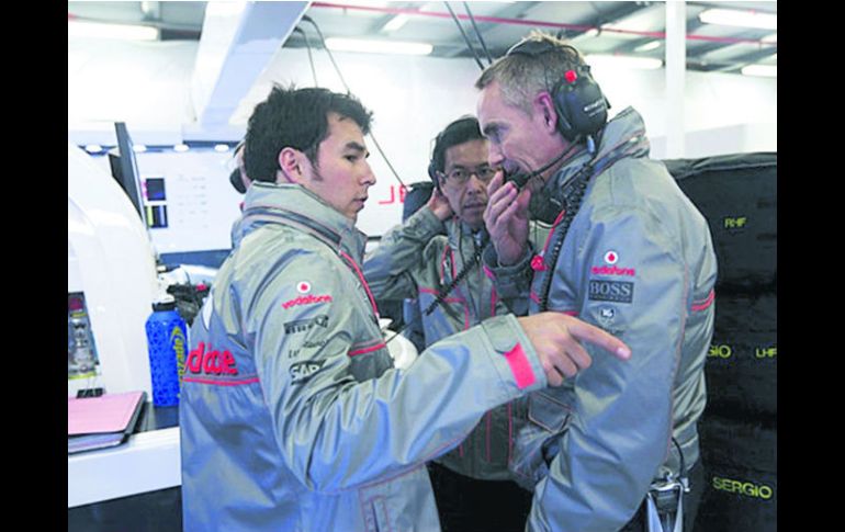 Sergio Pérez platica con el director de McLaren, Martin Whitmarsh, quien ha respaldado al tapatío ante las críticas que ha recibido. ESPECIAL /