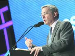 Álvaro Uribe, ex presidente, cuestiona lo que consideró un premio del Gobierno para los insurgentes, a quienes llamó ''terroristas''. NTX /