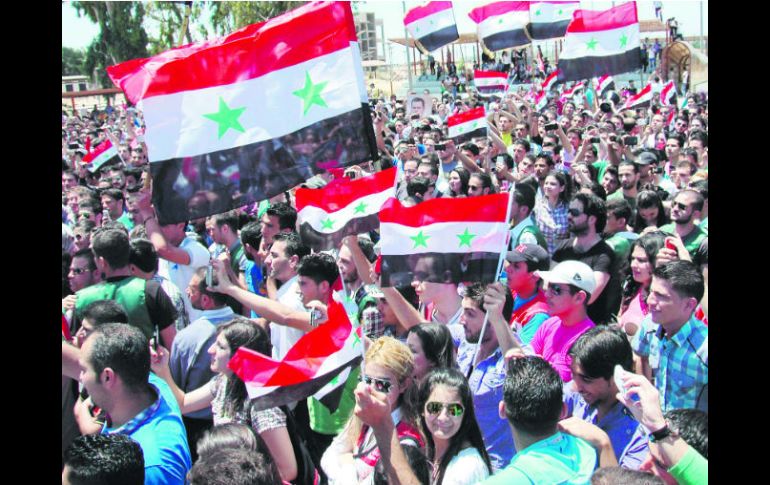 Cientos de estudiantes de la universidad Al-Baath gritan consignas contra los opositores al régimen de Damasco. EFE /