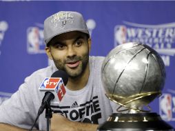 El base francés Tony Parker, quien anotó 37 puntos en el juego, al lado del trofeo de campeón de la Conferencia Oeste. AP /