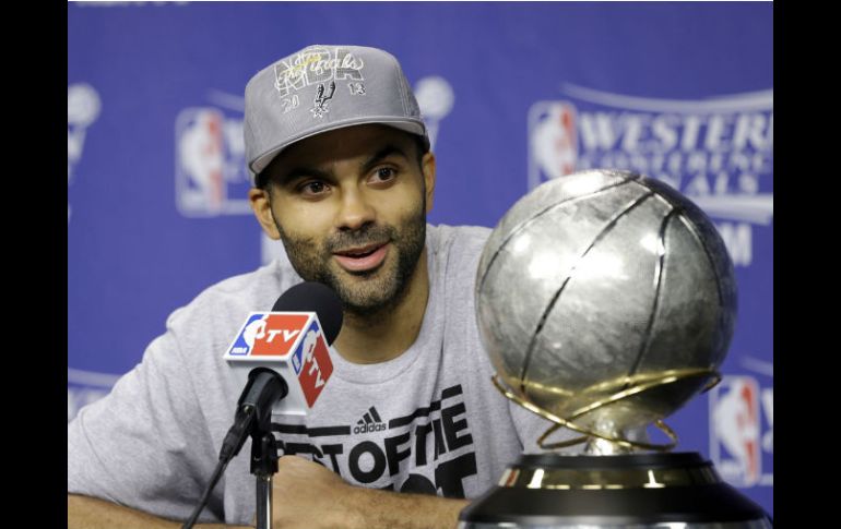 El base francés Tony Parker, quien anotó 37 puntos en el juego, al lado del trofeo de campeón de la Conferencia Oeste. AP /