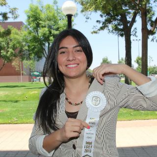 Alumna de Guadalajara gana premio en feria internacional de ciencias