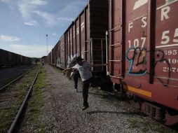 El periódico se pronuncia por imponer penas civiles, y no criminales, a quienes crucen la frontera sin documentos. ARCHIVO /