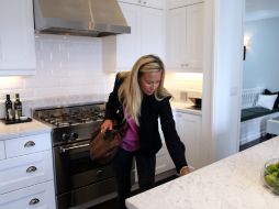 Una mujer conoce una vivienda en venta, en San Francisco, California. AFP /