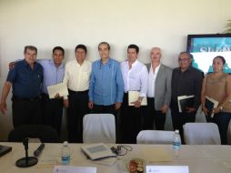 Enrique Ramos (c) se reúne con presidentes municipales de la Ribera de Chapala.  /