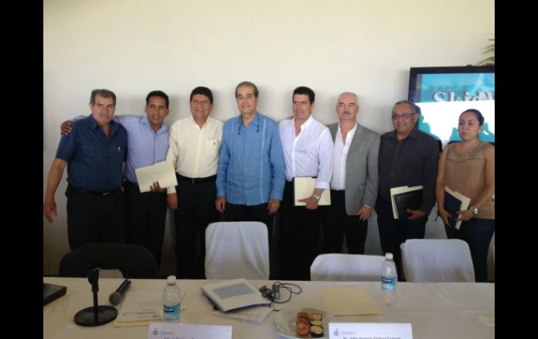 Enrique Ramos (c) se reúne con presidentes municipales de la Ribera de Chapala.  /