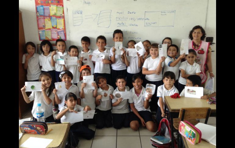 Los chicos de 2°A de la escuela urbana 1011 ''Emiliano Zapata'' aprenden a reciclar y reutilizar. ESPECIAL /