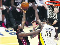 El centro de Indiana, Roy Hibbert, intenta bloquear un tiro de LeBron James, durante el juego cuatro de la Final de la Conferencia Este AFP /