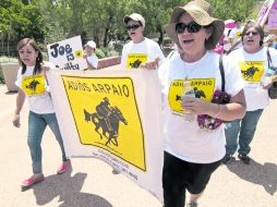 Justicia. Unas mujeres sostienen una pancarta contra el alguacil de Maricopa, después de que fue acusado de discriminar a los hispanos EFE /