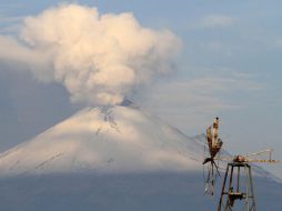 En este momento, el volcán presenta una pluma de vapor de agua y gas que se levanta sobre el cráter hacia el suroeste. ARCHIVO /