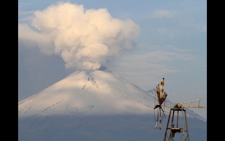 En este momento, el volcán presenta una pluma de vapor de agua y gas que se levanta sobre el cráter hacia el suroeste. ARCHIVO /