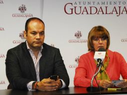 Los regidores Mario Salazar Madera (d)  y María Isabel Alfeirán recuerdan que la continuación del programa sigue a la incertidumbre.  /