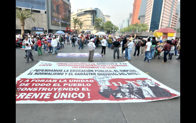 Integrantes de la CNTE exigen la liberación de sus compañeros detenidos y una solución al conflicto magisterial. SUN /