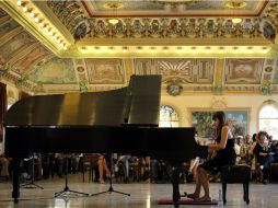 La pianista china Wenqiao Jiang, de sólo 15 años, interpreta las 40 danzas de Cervantes. EFE /