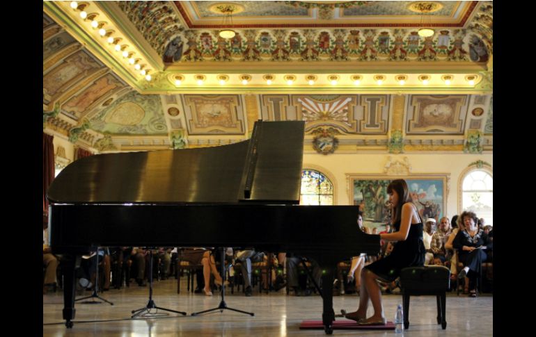 La pianista china Wenqiao Jiang, de sólo 15 años, interpreta las 40 danzas de Cervantes. EFE /