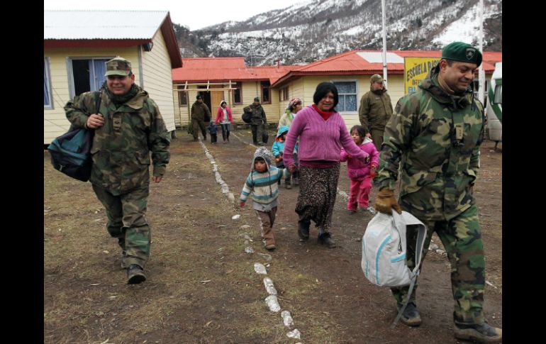 Militares chilenos ayudan a familias pehuenches, para ser evacuados de las faldas del volcán. EFE /