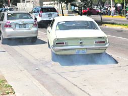 SMOG VISIBLE. Un auto produce una cortinilla de humo, lo que hace evidente la falta de verificación. EL INFORMADOR /