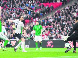 Lampard vence al arquero irlandés, en el amistoso disputado en Wembley. AFP /